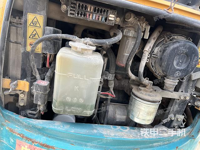 液压泵舱室正面整体（整机外观）