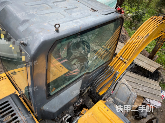 回转马达和主控阀（整机外观）