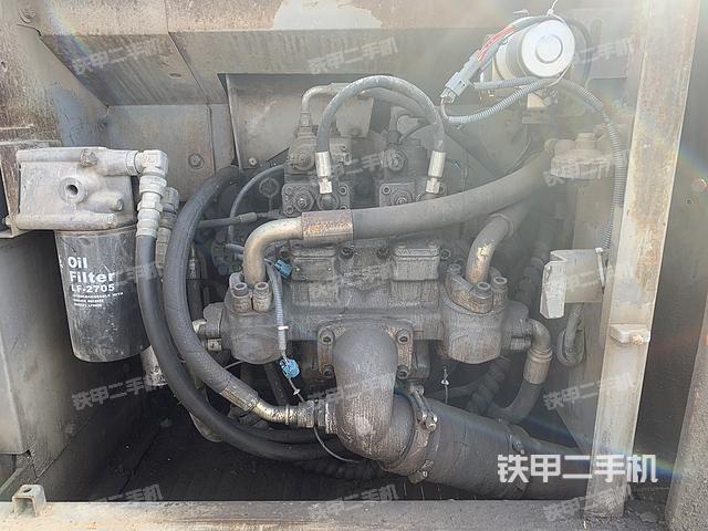 液压泵舱室正面整体（整机外观）