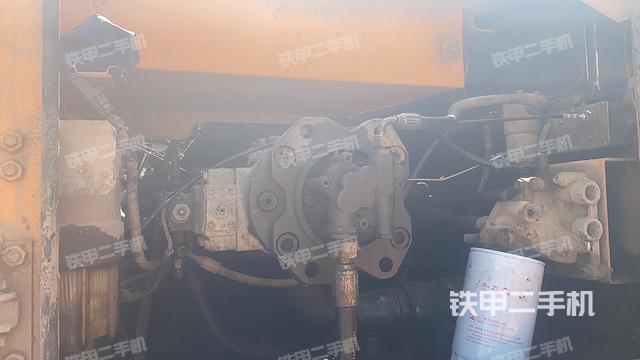 液压泵舱室正面整体（整机外观）