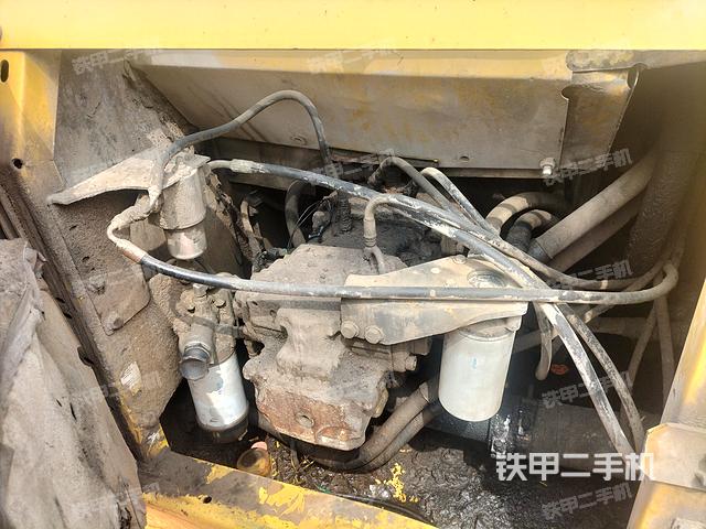 液压泵舱室正面整体（整机外观）