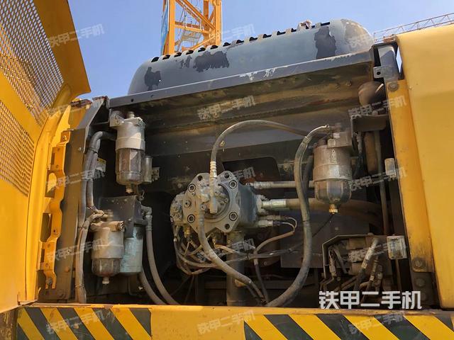 液压泵舱室正面整体（整机外观）