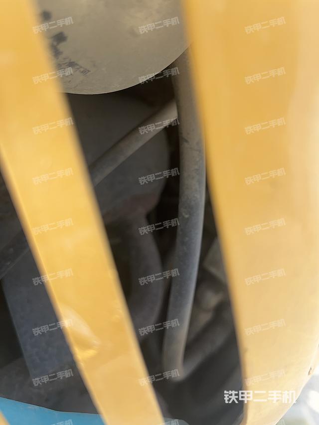 液压泵舱室正面整体（整机外观）