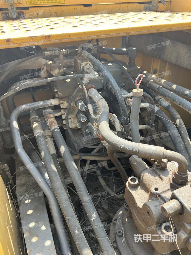 回转马达和主控阀（整机外观）