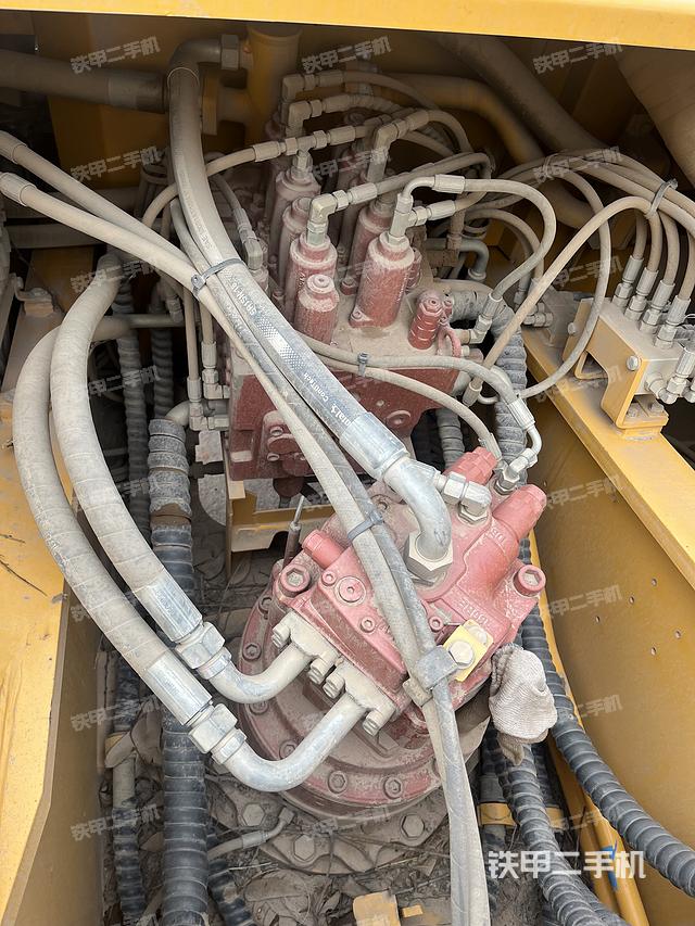 回转马达和主控阀（整机外观）