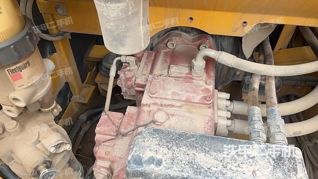 液压泵舱室正面整体（整机外观）