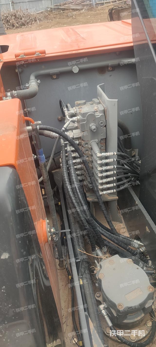 液压泵舱室正面整体（整机外观）