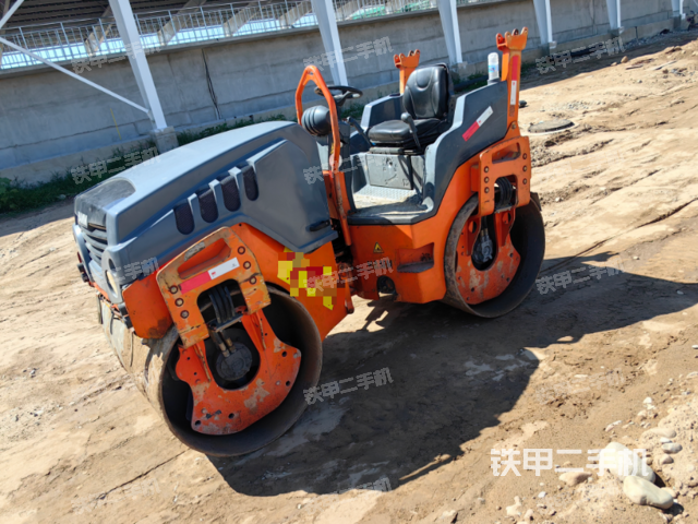 整机右侧（设备外观及核心部件）