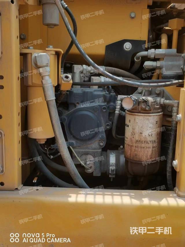 液压泵舱室正面整体（整机外观）