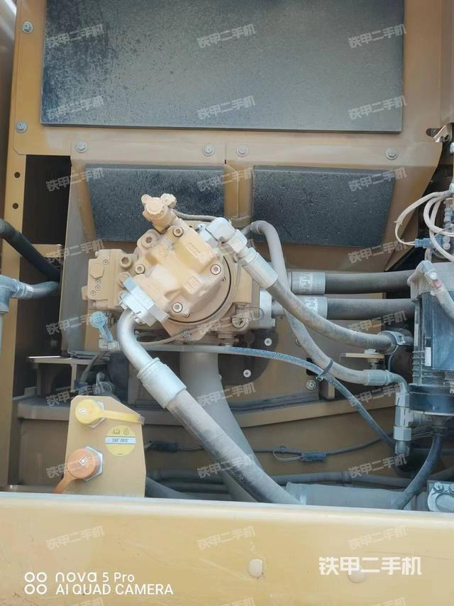 液压泵舱室正面整体（整机外观）