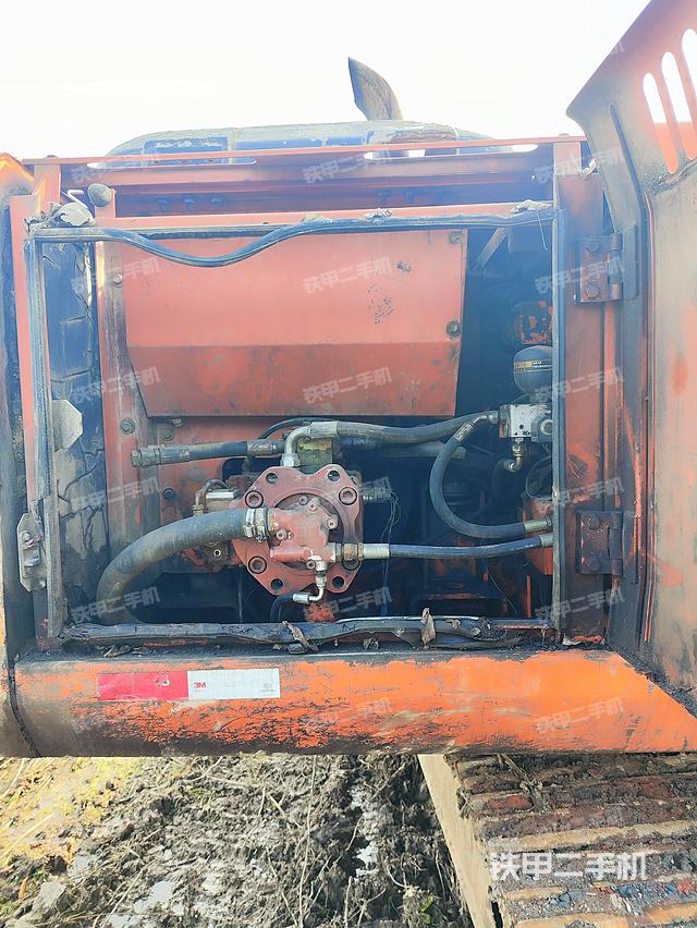 液压泵舱室正面整体（整机外观）