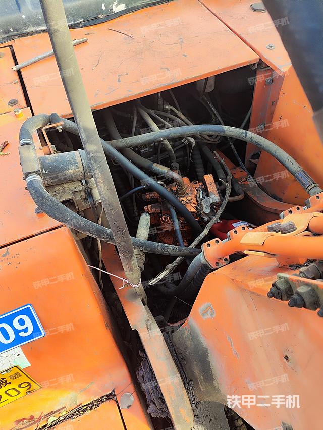 回转马达和主控阀（整机外观）