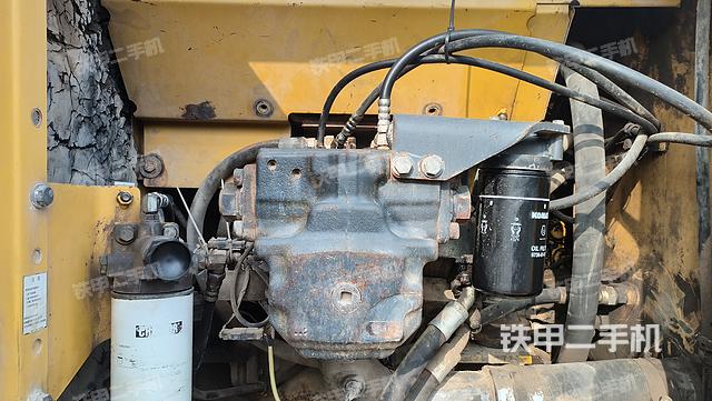 液压泵舱室正面整体（整机外观）