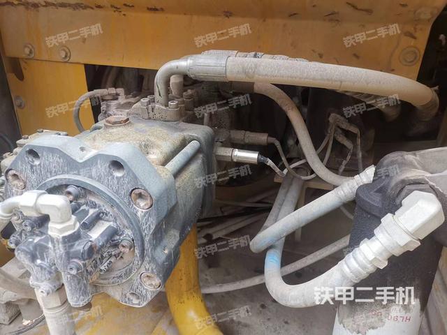 液压泵舱室正面整体（整机外观）