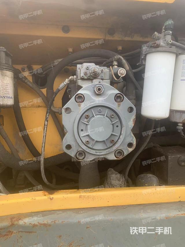 液压泵舱室正面整体（整机外观）