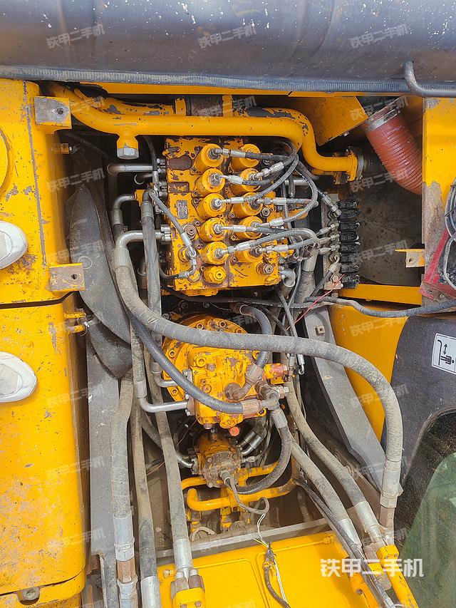 回转马达和主控阀（整机外观）