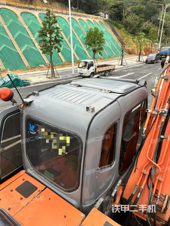 驾驶室顶部（整机外观）