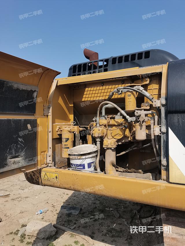 液压泵舱室正面整体（整机外观）