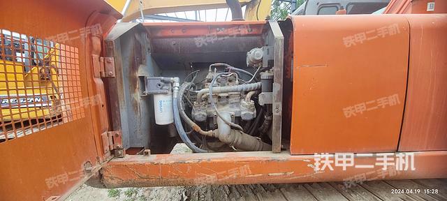 液压泵舱室正面整体（整机外观）