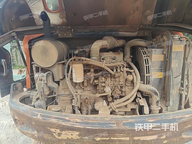 液压泵舱室正面整体（整机外观）