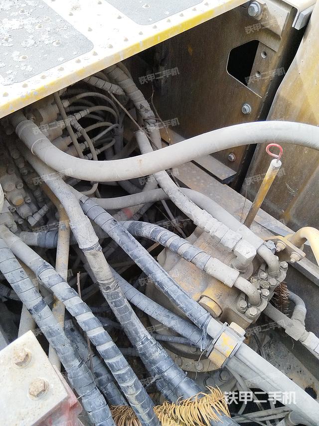 回转马达和主控阀（整机外观）