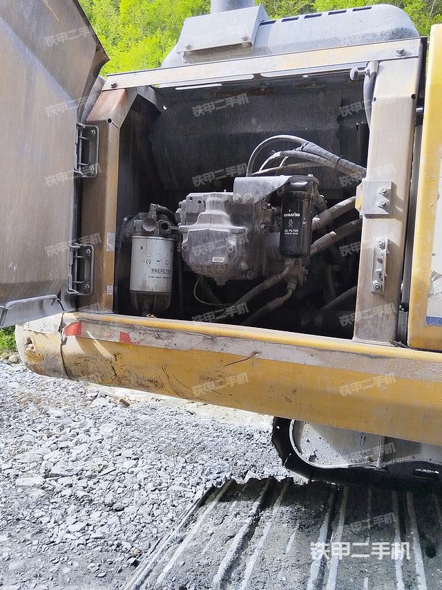 液压泵舱室正面整体（整机外观）