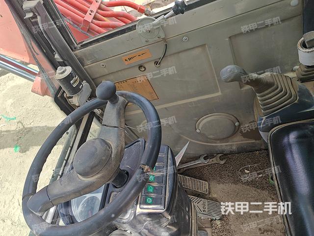 驾驶室顶部（整机外观）