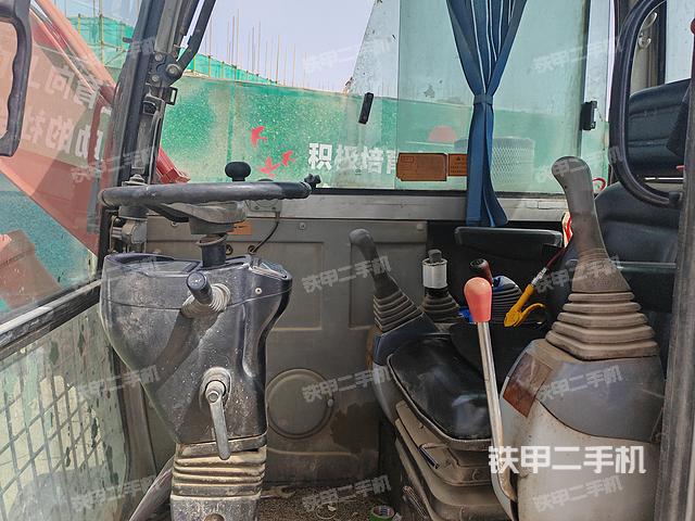 液压泵舱室正面整体（整机外观）