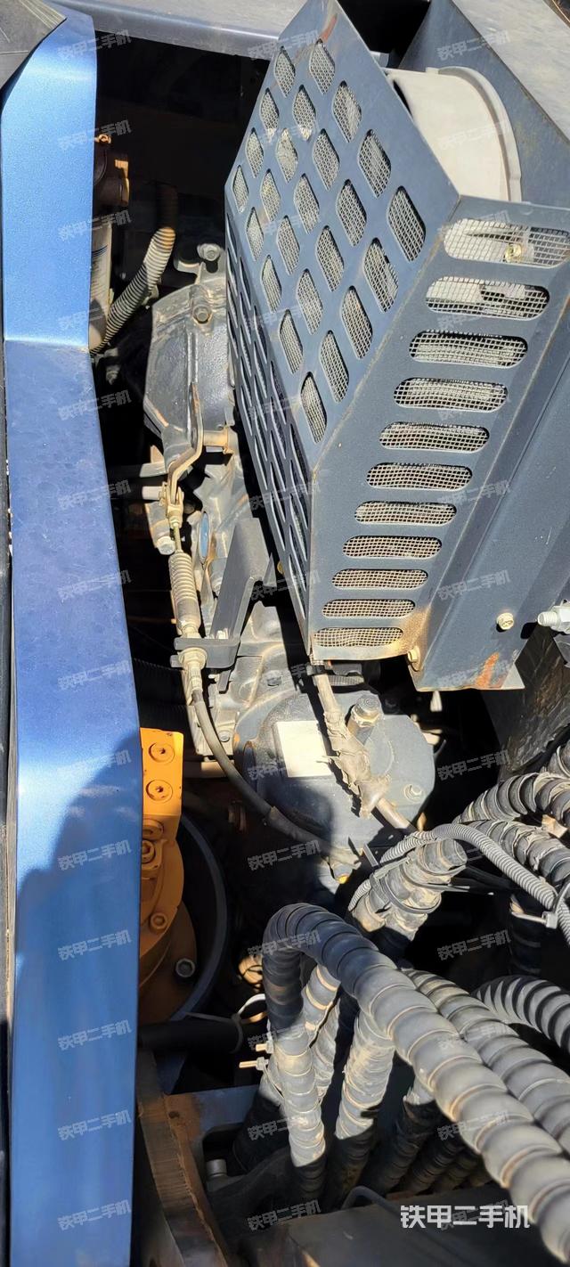 回转马达和主控阀（整机外观）