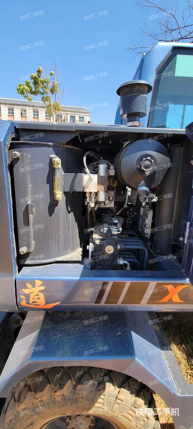 液压泵舱室正面整体（整机外观）