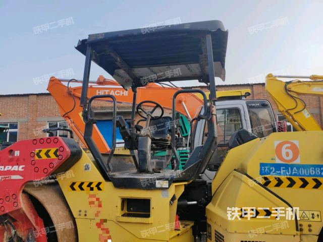 左側(cè)正面照（壓路機駕駛室）