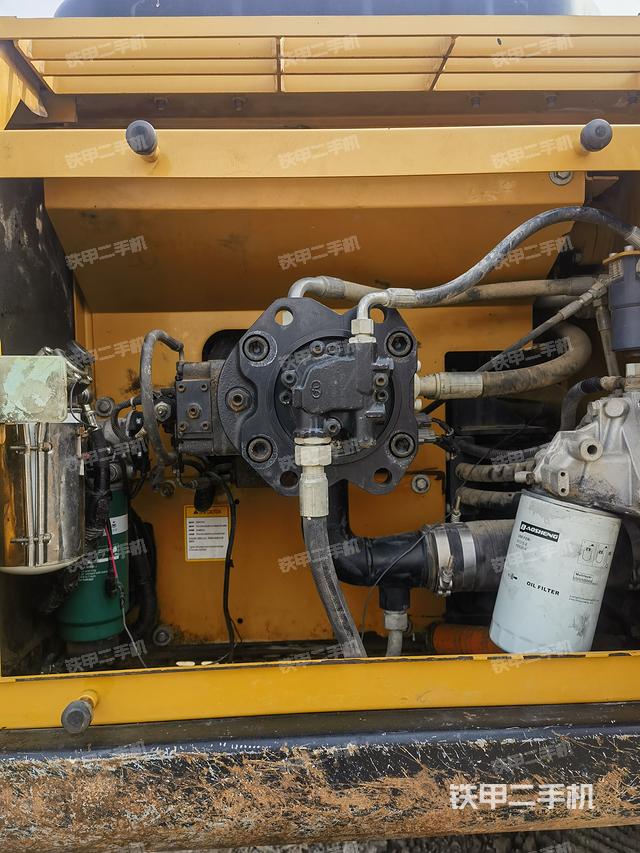 液压泵舱室正面整体（整机外观）