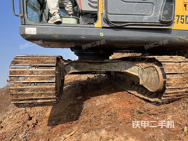 回转马达和主控阀（整机外观）