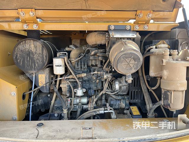 液压泵舱室正面整体（整机外观）