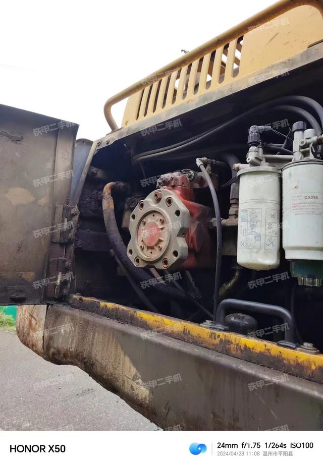 液压泵舱室正面整体（整机外观）