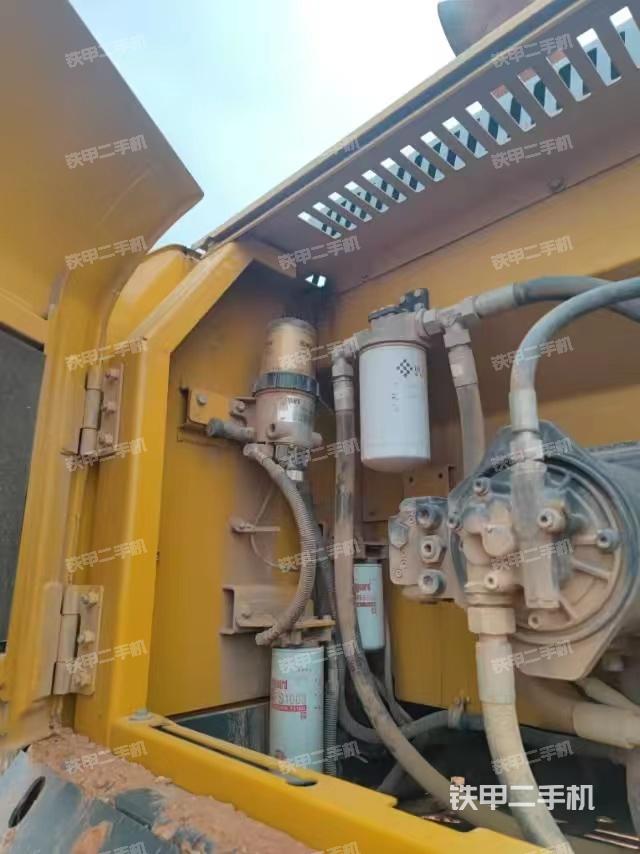 液压泵舱室正面整体（整机外观）