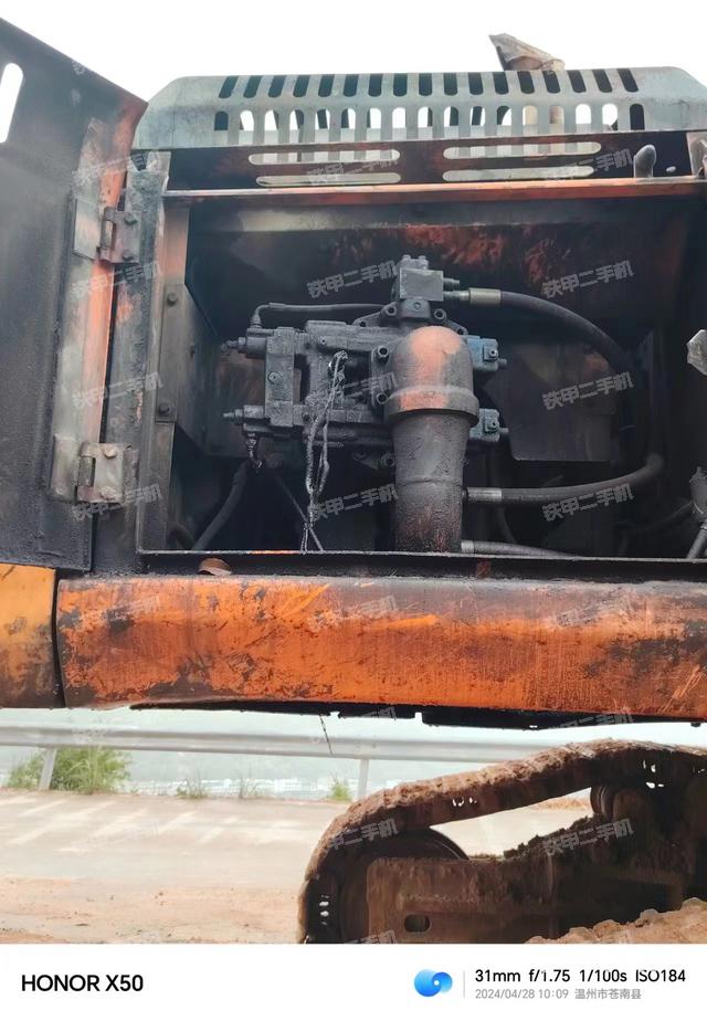 液压泵舱室正面整体（整机外观）