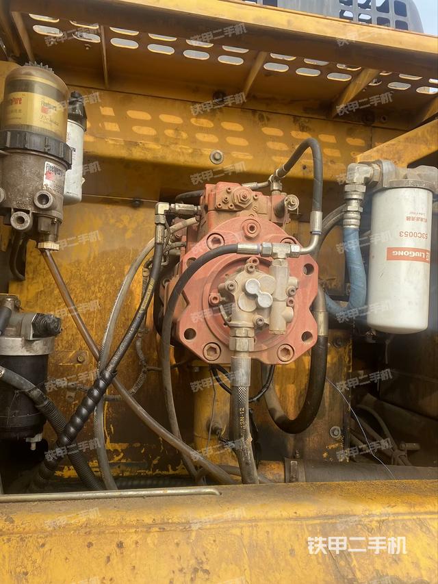 液压泵舱室正面整体（整机外观）