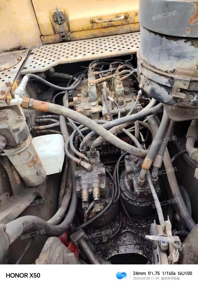 回转马达和主控阀（整机外观）