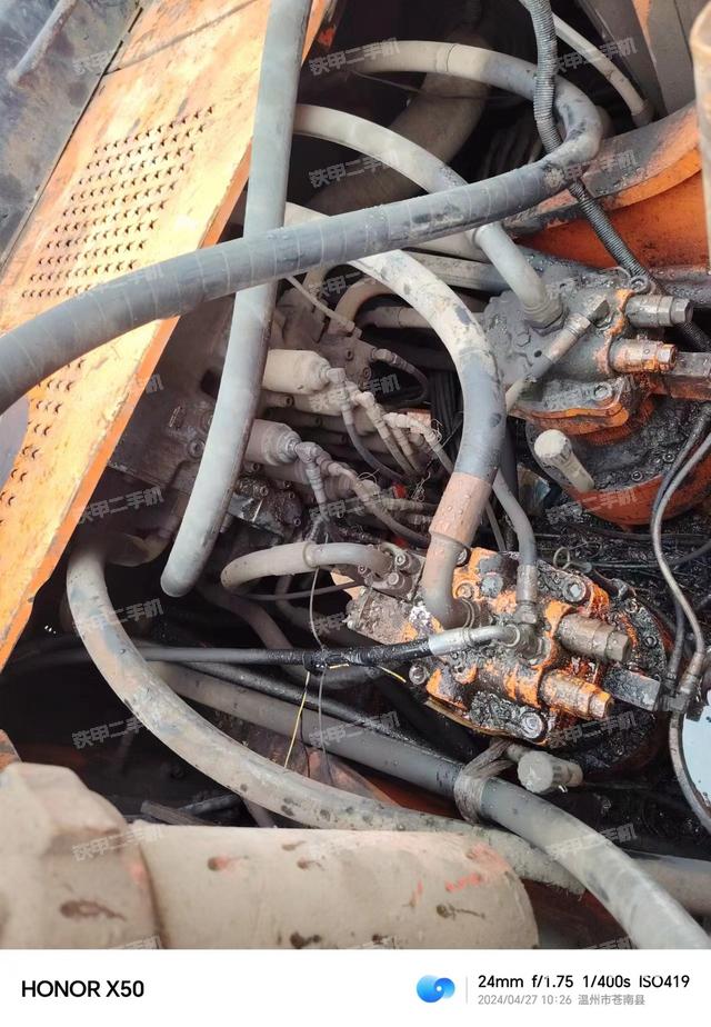 回转马达和主控阀（整机外观）