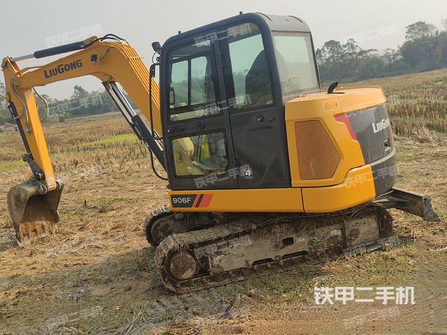 液压泵舱室正面整体（整机外观）