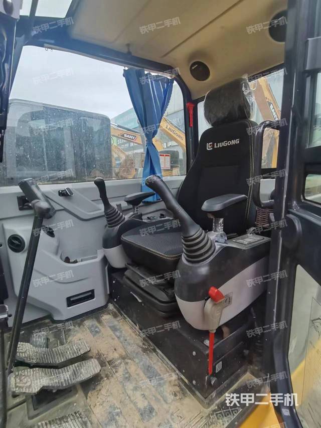 驾驶室顶部（整机外观）