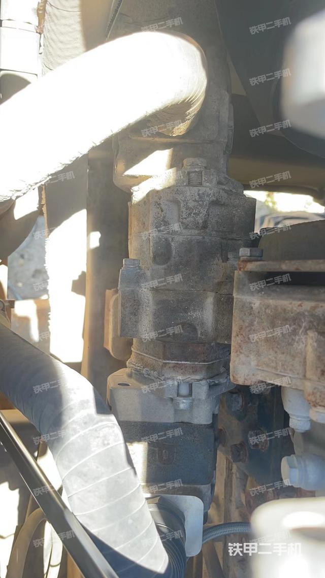 液压泵舱室正面整体（整机外观）