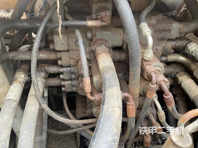 液压泵舱室正面整体（整机外观）