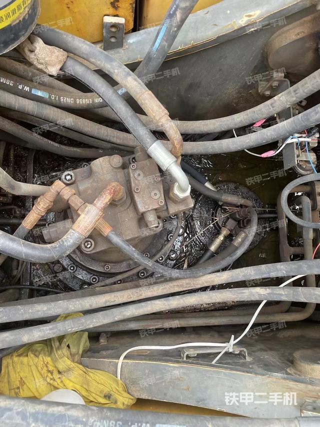 回转马达和主控阀（整机外观）