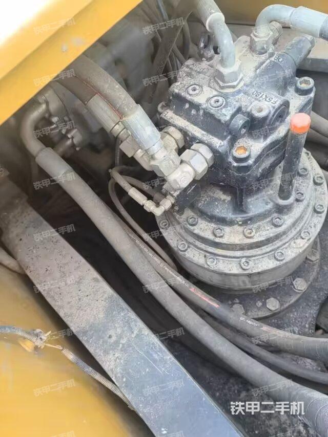 液压泵舱室正面整体（整机外观）