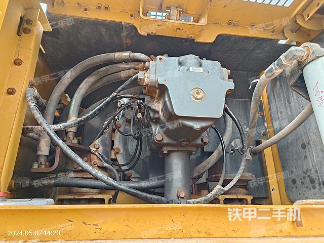 液压泵舱室正面整体（整机外观）