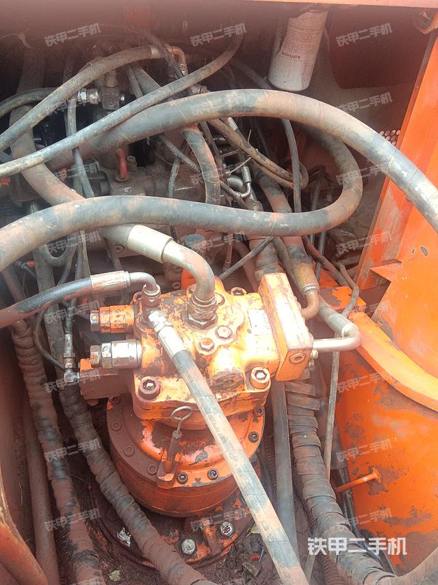 回转马达和主控阀（整机外观）