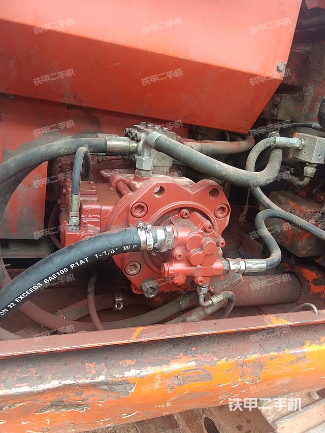 液压泵舱室正面整体（整机外观）