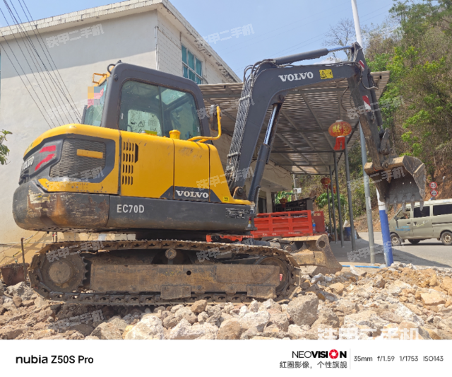 液压泵舱室正面整体（整机外观）